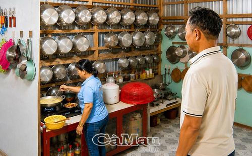 Anh Trần Quốc Khởi lặng lẽ đứng nhìn vợ bên căn bếp nhỏ ven sông Cửa Lớn. Sau những hũ mắm cá sơn đậm đà là nghĩa vợ chồng được chắt chiu qua bao mùa nước lớn nước ròng.