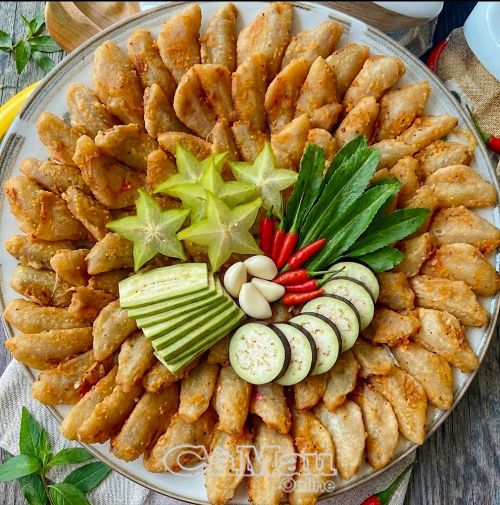 Mắm cá sơn ăn kèm chuối chát, khế chua, rau đồng và ớt hiểm, món ăn dân dã mang đậm hương vị miền biển Cà Mau.