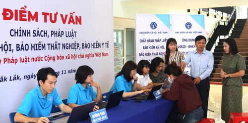 Đại diện Lãnh đạo BHXH tỉnh Đắk Lắk và Trung tâm Dịch vụ việc làm tỉnh Đắk Lắk tư vấn chính sách bảo hiểm thất nghiệp cho người lao động. Ảnh: BHXH Đắk Lắk