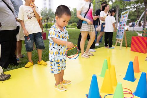 Bên cạnh đó là các hoạt động thể thao hấp dẫn như bắn cung, ném vòng… giúp các em vừa vui chơi vừa rèn luyện thể chất.