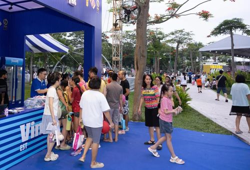 Đông đảo gia đình tham quan và trải nghiệm tại không gian Vinamilk trong khuôn khổ Ngày hội “Phú Mỹ Hưng hướng về trẻ em” lần thứ 15.