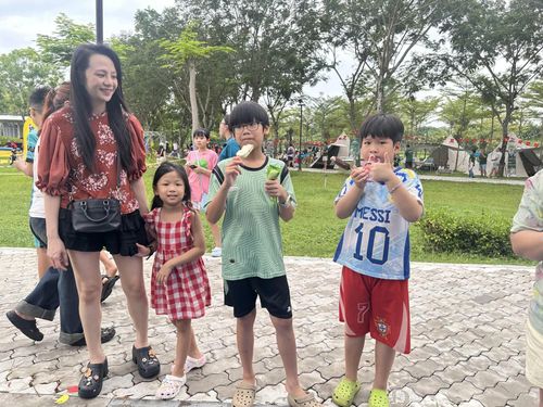 Trẻ em hào hứng tham gia các hoạt động trải nghiệm tại Ngày hội “Phú Mỹ Hưng hướng về trẻ em” lần thứ 15 với chủ đề “Lễ hội mùa hè - Chơi để học”.