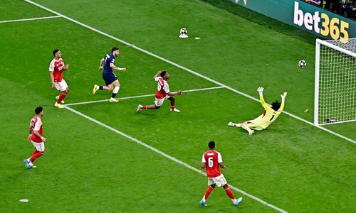 Arsenal thoát bàn thua. (Ảnh: Reuters)