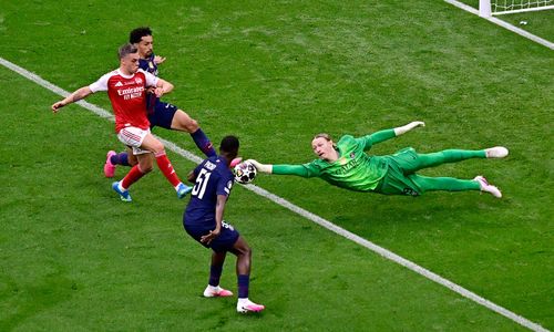 Khoảnh khắc Safonov cứu nguy cho PSG. (Ảnh: Reuters)