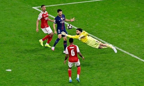 Raya phán đoán tốt và cứu thua cho Arsenal. (Ảnh: Reuters)