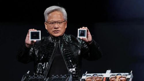CEO của Nvidia, Jensen Huang, giơ cao những con chip mới tại một sự kiện tháng 1/2026. (Nguồn: Getty Images)