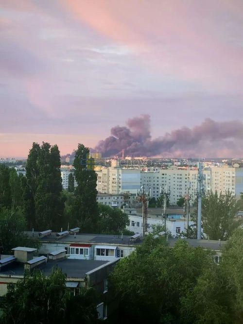 Khói bốc lên tại khu vực Nhà máy lọc dầu Saratov của Nga sau vụ tập kích UAV được cho là do Ukraine thực hiện ngày 30/5/2026. (Ảnh: Exilenova_plus/Telegram)