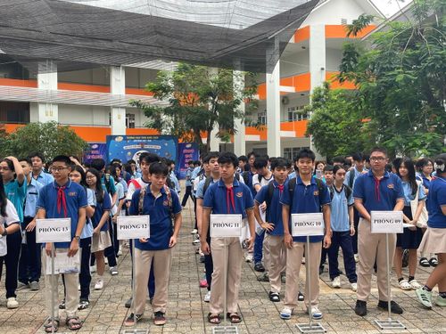 Tại điểm thi Trường THCS Trần Quốc Toản (phường Bình Trưng), thí sinh xếp hàng ngay ngắn, di chuyển lần lượt lên phòng thi để làm thủ tục dự thi.