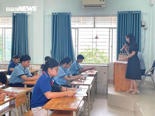 Trong buổi làm thủ tục, thí sinh được kiểm tra thông tin cá nhân, số báo danh và nghe phổ biến quy chế trước khi bước vào các buổi thi chính thức từ ngày mai.