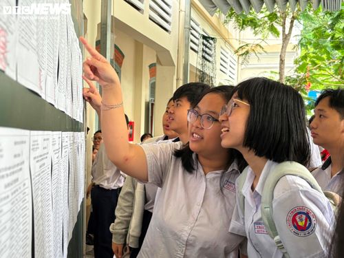 Thí sinh kiểm tra lại danh sách phòng thi, sơ đồ phòng thi tại điểm thi Trường THCS Võ Trường Toản.