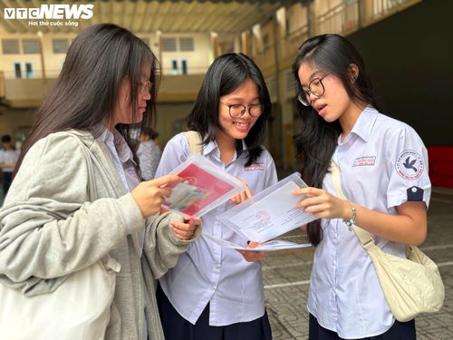 Em Nguyễn Gia Nghi, học sinh Trường THCS Võ Trường Toản cho biết: "Em ôn tập trên trường và học thêm cả bên ngoài. Em hy vọng có thể đậu nguyện vọng 1 để học gần nhà, ba mẹ sẽ đỡ vất vả trong việc đưa đón. Em cảm thấy tự tin nhất là môn Ngữ văn và lo lắng nhất là môn Ngoại ngữ".