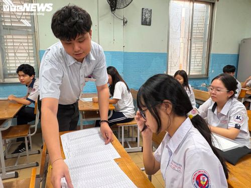Kỳ thi tuyển sinh vào lớp 10 công lập năm học 2026-2027 có số lượng thí sinh lớn nhất từ trước tới nay tại TP.HCM. Sở GD&amp;ĐT TP.HCM bố trí 242 điểm thi với 6.443 phòng thi, huy động hơn 17.700 giáo viên, nhân viên và cán bộ làm nhiệm vụ coi thi.