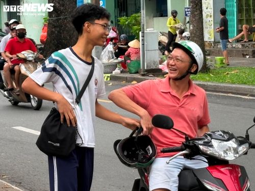 Chị Mã Ngọc Hiền cho biết: "Con nhà tôi học lực khá nhưng tôi vẫn hồi hộp và lo lắng. Sáng nay, cả nhà dậy sớm động viên tinh thần con và đưa con đến điểm thi làm thủ tục sớm vì sợ trời mưa, kẹt xe bị trễ giờ".