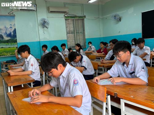 Kỳ thi tuyển sinh lớp 10 tại TP.HCM năm học 2026 - 2027 diễn ra trong hai ngày 1 và 2/6. Thí sinh sẽ phải hoàn thành 3 môn thi: Ngữ văn, Toán và Ngoại ngữ. Riêng thí sinh dự thi lớp 10 chuyên/tích hợp sẽ thi thêm môn chuyên/tích hợp.