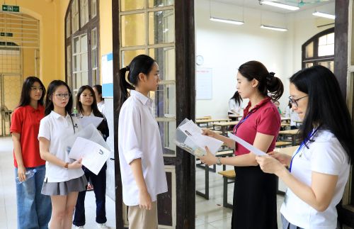 Thí sinh làm thủ tục vào phòng thi tại điểm thi Trường trung học phổ thông Phan Đình Phùng. Ảnh: Đỗ Tâm