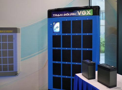 Tủ đổi pin và pin của VGX - Yadea. Ảnh: Hoàng Linh
