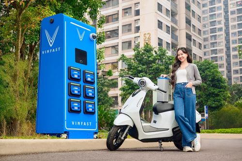Tủ đổi pin, pin và xe đổi pin mới của VinFast. Ảnh: VinFast