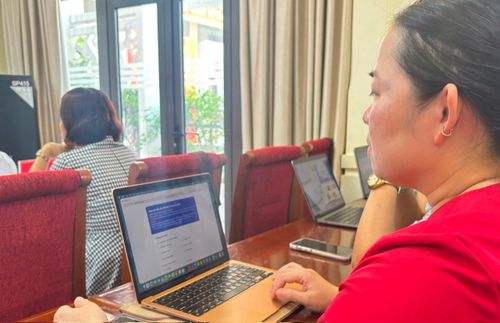 Phường chú trọng nâng cao năng lực số, kỹ năng số cho đội ngũ cán bộ để tiến tới xây dựng chính quyền số hoạt động hiệu quả. Ảnh: An Quyên