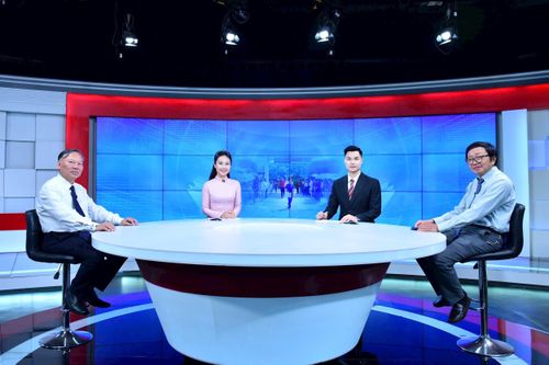 Hai khách mời tham gia chương trình. Ảnh: Phan Anh