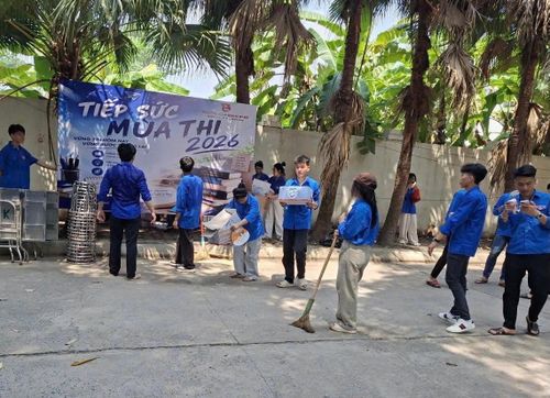 Các tình nguyện viên vệ sinh khu vực điểm thi sau môn thi kết thúc. Ảnh: VB