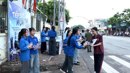 Lực lượng tình nguyện viên phát nước miễn phí cho thí sinh. Ảnh: VB