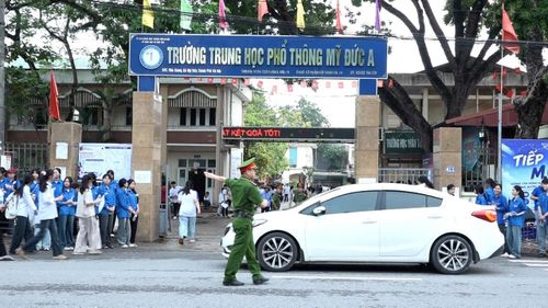 Công an xã Mỹ Đức ứng trực, phân luồng giao thông tại điểm thi Trường THPT Mỹ Đức A. Ảnh: VB