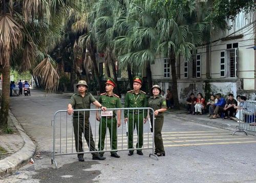 Lực lượng công an đảm bảo an ninh trật tự tại điểm thi Trường THPT Hợp Thanh. Ảnh: VB