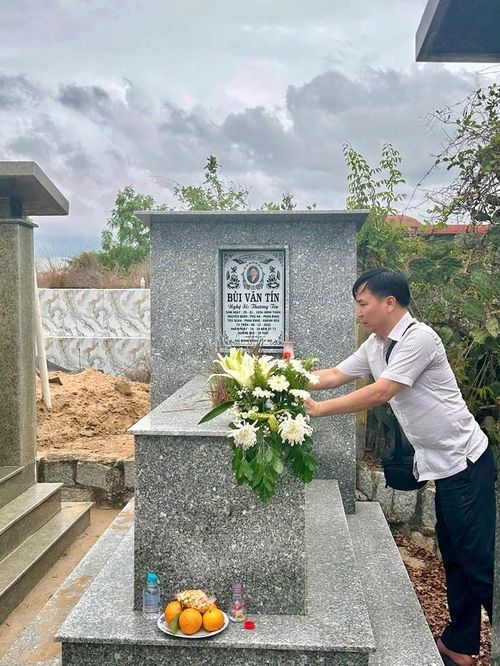 Sau khi an táng mẹ Thương Tín, nhạc sĩ Tô Hiếu cũng ghé thắp hương cho đàn anh.