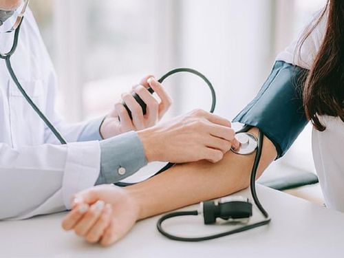 Kiểm tra huyết áp thường xuyên là thói quen phòng ngừa bệnh tim mạch từ sớm.