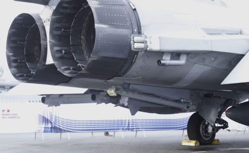 Nhưng cần lưu ý việc hai động cơ của Rafale được đặt rất gần nhau, vì vậy trong hình ảnh từ camera ảnh nhiệt trên chiếc Akinci, chúng phải ở sát hơn và dấu hiệu nhiệt có thể hợp nhất thành một, do vậy giả thuyết khác về kiểu loại máy bay bị rơi đã được đưa ra.
