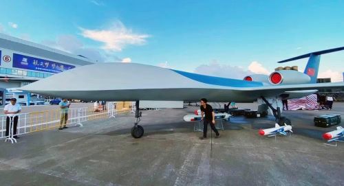 Còn đối với CH-6, nguyên mẫu kích thước thật của chiếc UAV này chỉ được Trung Quốc giới thiệu lần đầu vào năm 2021, ngoài ra hoàn toàn không có báo cáo nào về chuyến bay thử nghiệm đầu tiên chứ chưa nói đến việc sản xuất hàng loạt và xuất khẩu.