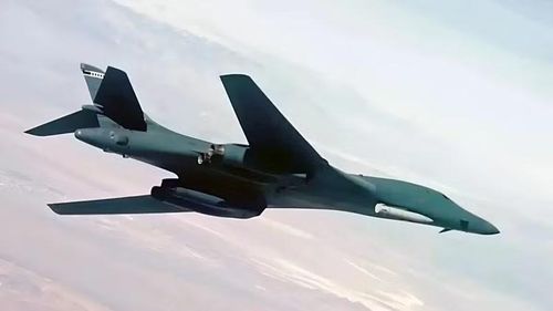 Mới đây Lầu Năm Góc đã phát triển các giá treo đặc biệt bên ngoài cho phép B-1B mang tên lửa hành trình gắn đầu đạn hạt nhân, mỗi giá treo có thể chứa 2 quả đạn. Hơn nữa, Không quân Mỹ còn thử nghiệm máy bay ném bom Lancer với tên lửa siêu thanh tầm xa.