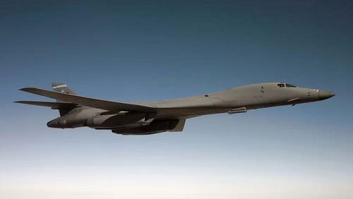 Cần nhấn mạnh, oanh tạc cơ siêu âm B-1B Lancer ban đầu được thiết kế như một máy bay ném bom mang vũ khí hạt nhân, có khả năng xuyên thủng hệ thống phòng không của Liên Xô ở độ cao thấp.