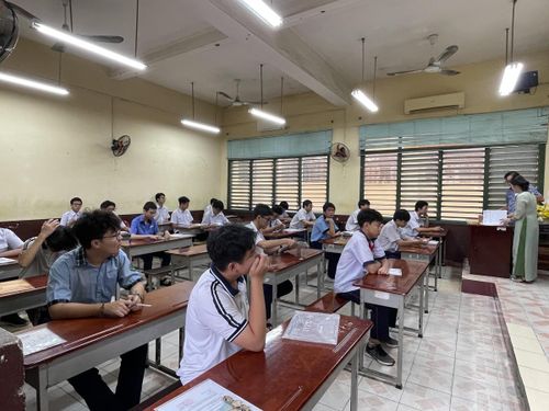 Thí sinh bắt đầu làm bài thi Ngữ văn với thời gian 120 phút. Ảnh: Đ.Xá.