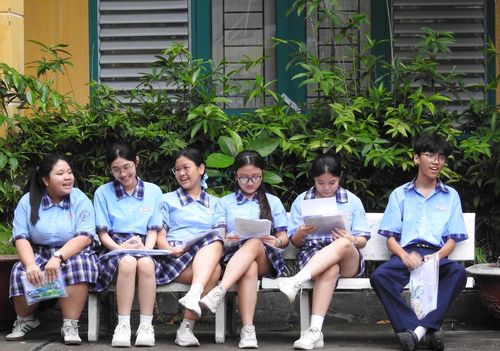 Các em tranh thủ đọc bài ôn tập trước khi bước vào kỳ thi lớn. Ảnh: Đ.Xá.