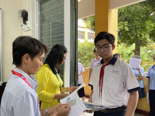 Giám thị đối chiếu thông tin cá nhân của từng thí sinh. Ảnh: Đ.Xá.