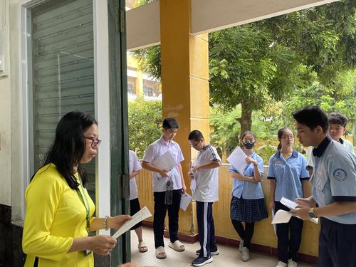 Nhiều thí sinh tỏ ra hồi hộp trước môn thi đầu tiên. Ảnh: Đ.Xá.