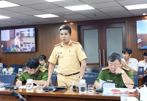 Trung tá Hoàng Bá Tuấn, Phó Trưởng phòng Cảnh sát giao thông (PC08) trả lời câu hỏi của PV báo Đại đoàn kết. Ảnh: Báo Đại đoàn kết.