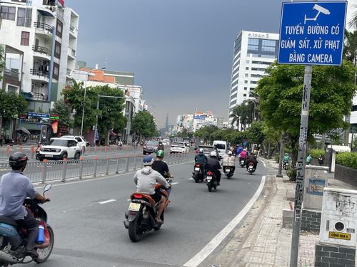 Việc lắp đặt các camera giám sát đã giúp tình trạng vi phạm giao thông giảm nhiều. Ảnh: Đ.Xá.