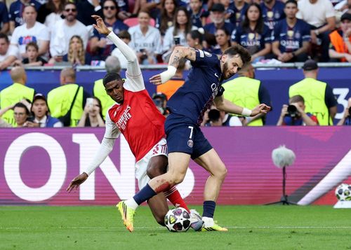  Kvaratskhelia là người mang về quả phạt đền giúp PSG thoát khỏi thế bế tắc trước Arsenal. 