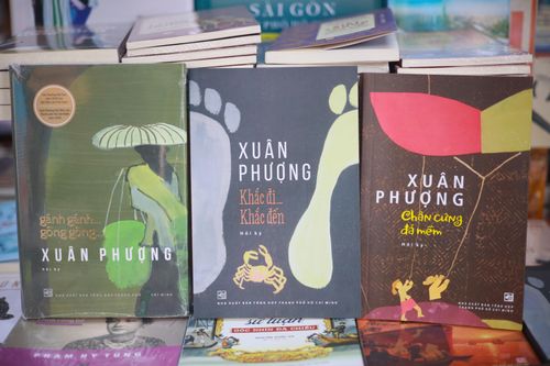 Bộ hồi ký của nhà văn, đạo diễn Xuân Phượng cũng được nhiều độc giả tìm đọc nhân dịp bà ra mắt cuốn hồi ký thứ ba, Chân cứng đá mềm. Sức hút của tác phẩm mới đồng thời góp phần thúc đẩy lượng tìm mua hai cuốn hồi ký trước đó của bà tại nhà sách.