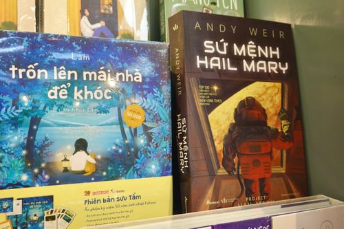 Cuốn Sứ mệnh Hail Mary lọt vào danh sách bán chạy của Nhà sách FAHASA. Bộ phim chuyển thể cùng tên của tác phẩm này là một bộ phim "ăn khách" tại rạp những tháng vừa qua, nhiều khán giả xem phim xong đã tìm mua cuốn sách để hiểu hơn tác phẩm gốc. Trốn lên mái nhà để khóc - cuốn sách "viral" trên mạng xã hội cũng nằm trên kệ sách bán chạy của FAHASA.