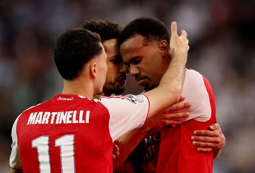 Gabriel buồn bã sau khi đá hỏng quả penalty quyết định.