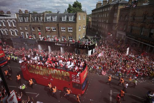 Bầu không khí cuồng nhiệt diễn ra chỉ một ngày sau khi Arsenal gục ngã trước PSG trong trận chung kết Champions League tại Budapest. Dù vậy, tiền vệ Declan Rice khẳng định đội bóng sẽ trở lại mạnh mẽ hơn.