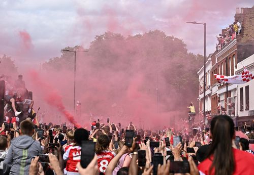 Rạng sáng 1/6 (giờ Việt Nam), ngày hội ăn mừng chức vô địch Premier League đầu tiên sau 22 năm của Arsenal biến nhiều tuyến phố ở London thành biển người khổng lồ, nhưng cũng kéo theo hàng loạt sự cố nghiêm trọng, khiến lực lượng chức năng phải hoạt động hết công suất.