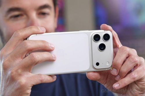 Mặt lưng của iPhone 17 Pro Max. Ảnh: GSMArena.