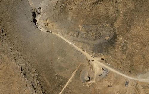 Hình ảnh vệ tinh về một căn cứ tên lửa ngầm gần Khomyn (Iran) cho thấy ít nhất 10 phương tiện xây dựng đang làm việc để dọn sạch lối vào đường hầm vào ngày 15/4. Ảnh: Airbus.