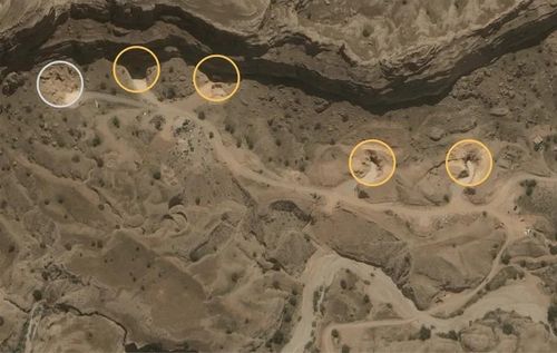 Tại một căn cứ tên lửa ở Dezful (Iran), 4 trong 5 lối vào cơ sở ngầm đã được mở lại vào ngày 12 tháng 5. Vòng tròn màu xám là lối vào duy nhất của khu phức hợp vẫn bị khóa. Ảnh: Airbus.