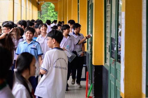 2026 là năm đầu tiên TP.HCM tổ chức kỳ thi lớp 10 sau sáp nhập với số học sinh đông kỷ lục. Để phục vụ kỳ thi, thành phố bố trí 242 điểm thi, gồm 226 điểm thi thường và 16 điểm thi chuyên, với tổng cộng 6.443 phòng thi. Mỗi điểm thi đều được chuẩn bị tối thiểu 3 phòng dự phòng nhằm xử lý các tình huống phát sinh.