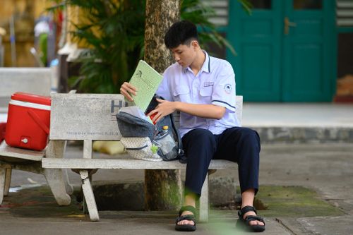 Trong dòng thí sinh có mặt từ sớm, Trí Dũng, học sinh trường THCS Nguyễn Du, nhanh chóng vào trường ôn bài sau khi chào tạm biệt cha. Nam sinh cho biết bản thân đã xác định khá rõ mục tiêu cho kỳ thi năm nay là đạt 21,5 điểm để trúng tuyển vào trường THPT Nguyễn Thị Minh Khai. Bên cạnh đó, em cũng đăng ký thi chuyên Vật lý tại trường THPT chuyên Lê Hồng Phong để thử sức.